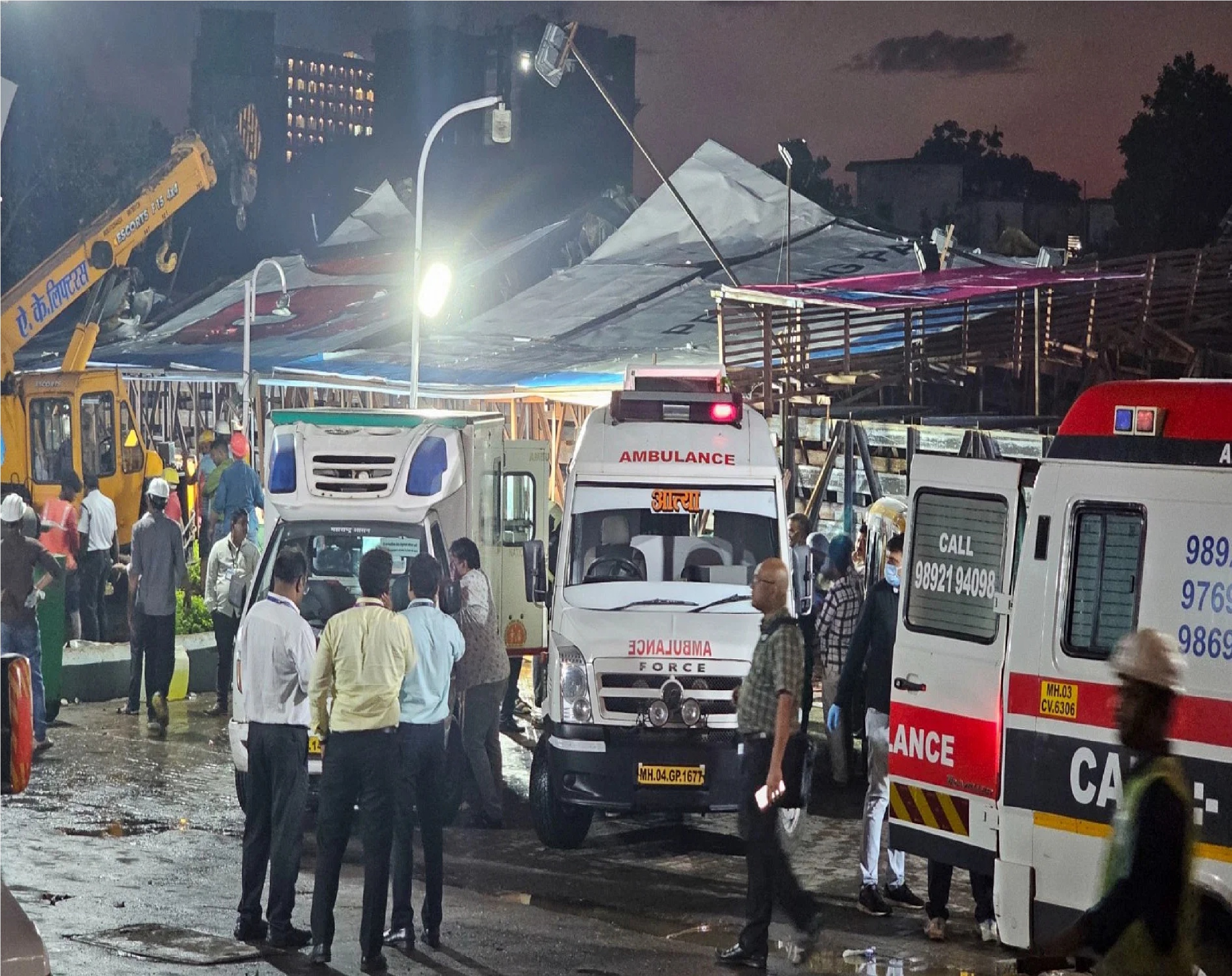Mumbai Hoarding Accident: मलबे में दिखे दो और लोगों के शव, बचाव अभियान जारी