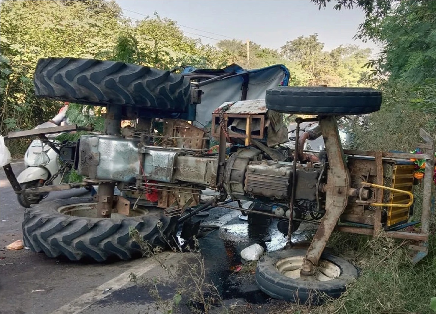 Sultanpur: ट्रैक्टर नहर में पलटा, किशोर समेत दो की मौत, एक घायल