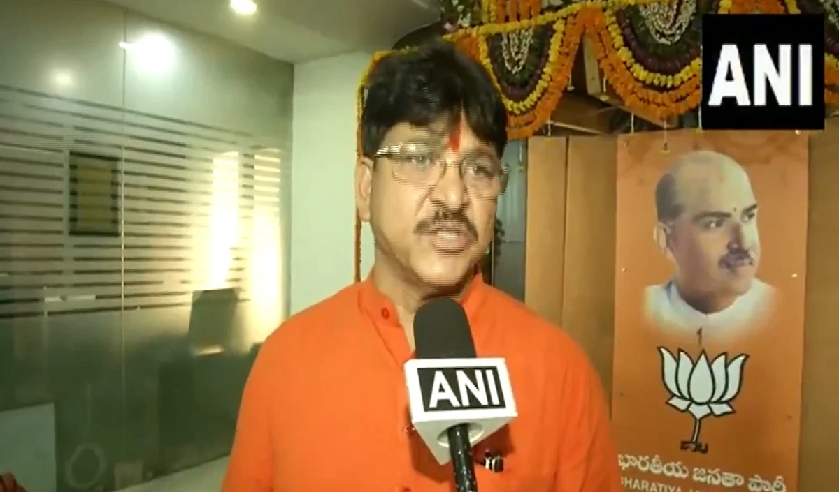 हैदराबाद यूनिवर्सिटी के पास बुलडोजर एक्शन से तनाव, हिरासत में लिए गए बीजेपी के 2 विधायक