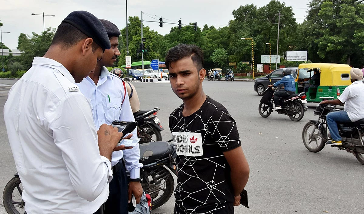 Traffic Challan में गलती हो गई? ऐसे करें ऑनलाइन और ऑफलाइन शिकायत
