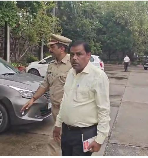 महिला कर्मी के साथ अश्लील हरकत,मंत्री असीम अरुण की पहल से आरोपी गिरफ्तार