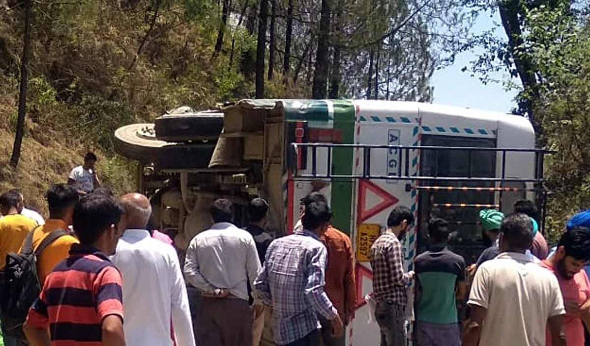 महाकुंभ से लौट रहे श्रद्धालुओं की गाड़ी पलटी, 10 लोग जख्मी