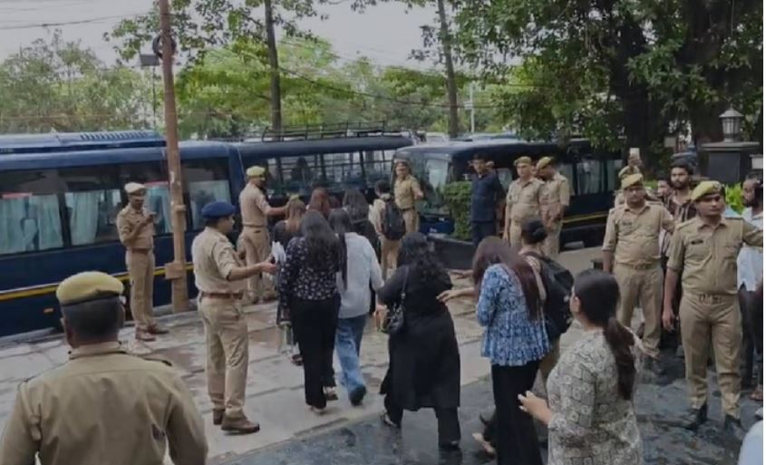 लखनऊ के समिट बिल्डिंग में फर्जी कॉल सेंटर का भंडाफोड़, 250 करोड़ रुपए से अधिक की ठगी, 100 से ज्यादा कर्मचारी हिरासत में लिए गए