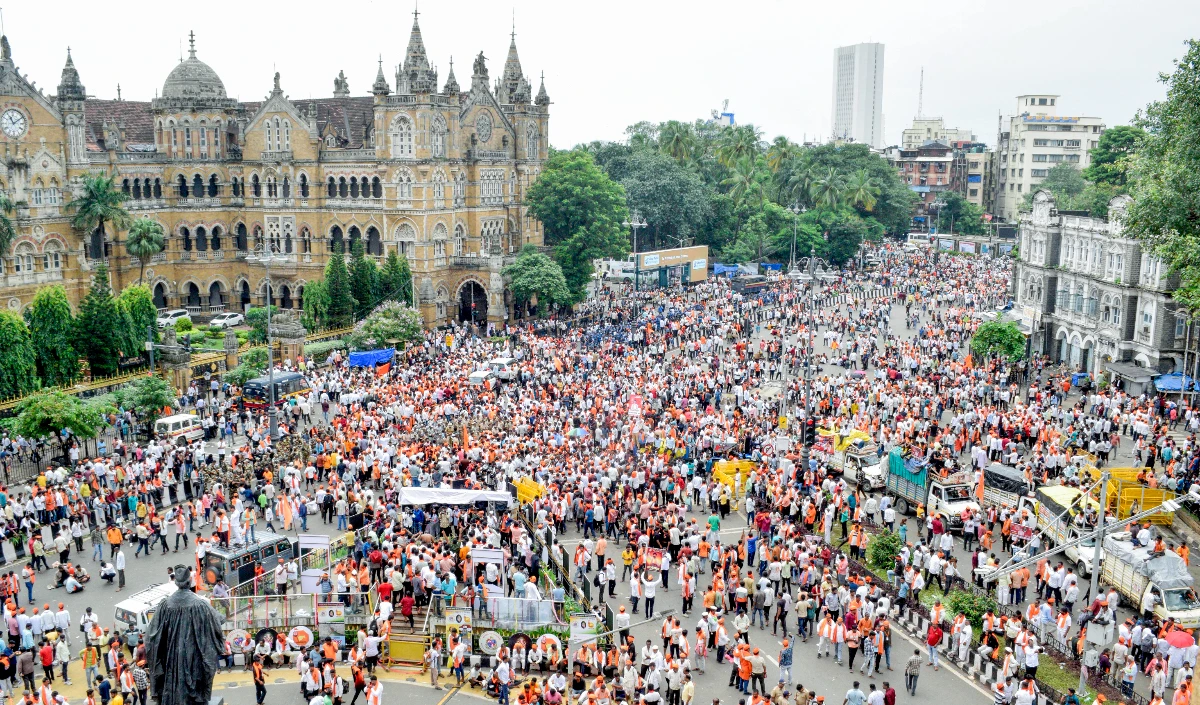 हाईकोर्ट के कड़े रुख के बाद मराठा आरक्षण आंदोलन होगा खत्म? शर्तों के उल्लंघन पर पुलिस का जरांगे को नोटिस, आजाद मैदान में सफाई अभियान शुरू