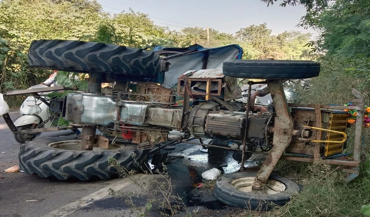 उत्तर प्रदेश के इटावा में ट्रैक्टर-ट्रॉली पलटी, 18 श्रद्धालु घायल
