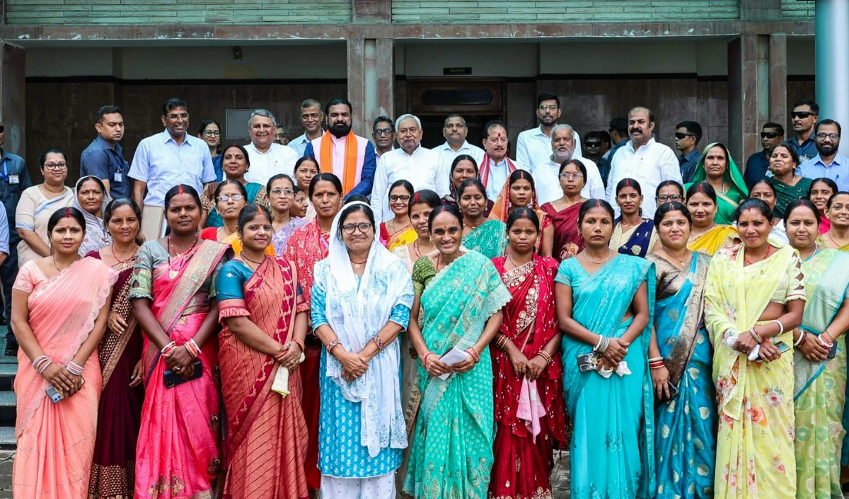 बिहार चुनाव में महिला वोटर होंगी असली गेमचेंजर, नीतीश के दांव से बदलेगी तस्वीर?
