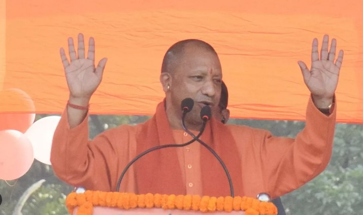 मथुरा में CM योगी का बड़ा बयान, बोले- यूपी अब कर्फ्यू और दंगा मुक्त, उत्सव बनी पहचान
