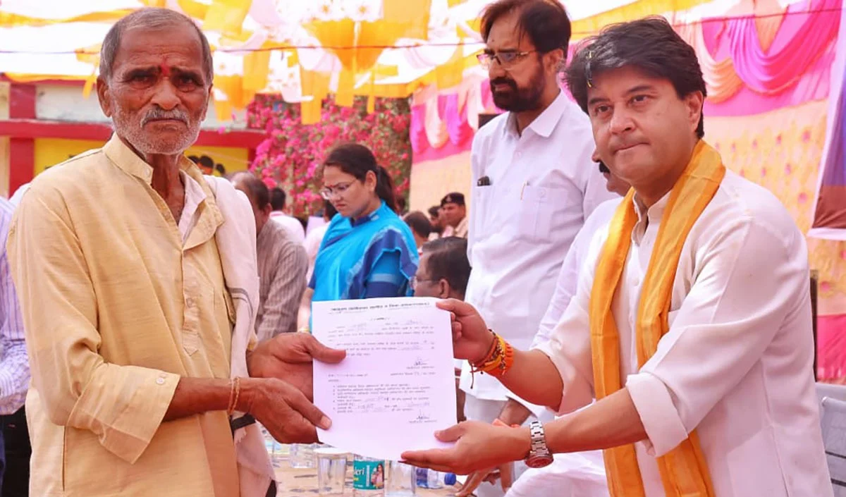 केंद्रीय मंत्री सिंधिया ने अशोकनगर विधानसभा के कचनार में की जनसुनवाई