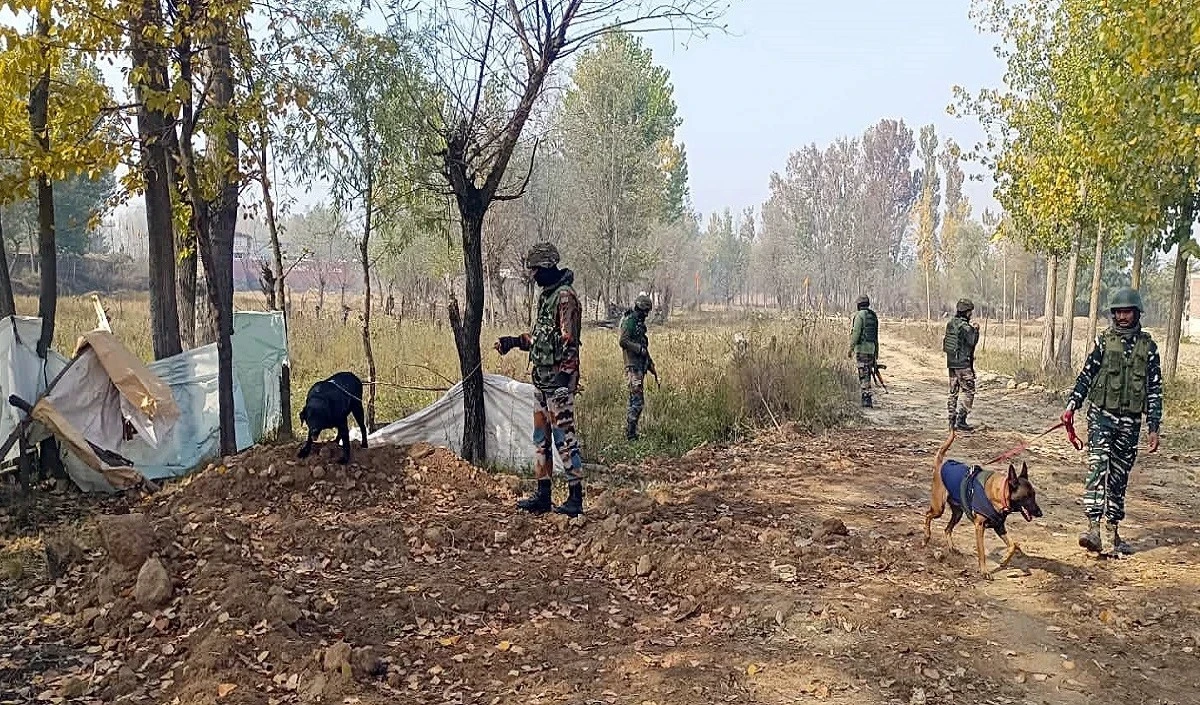 मणिपुर में आठ उग्रवादी गिरफ्तार