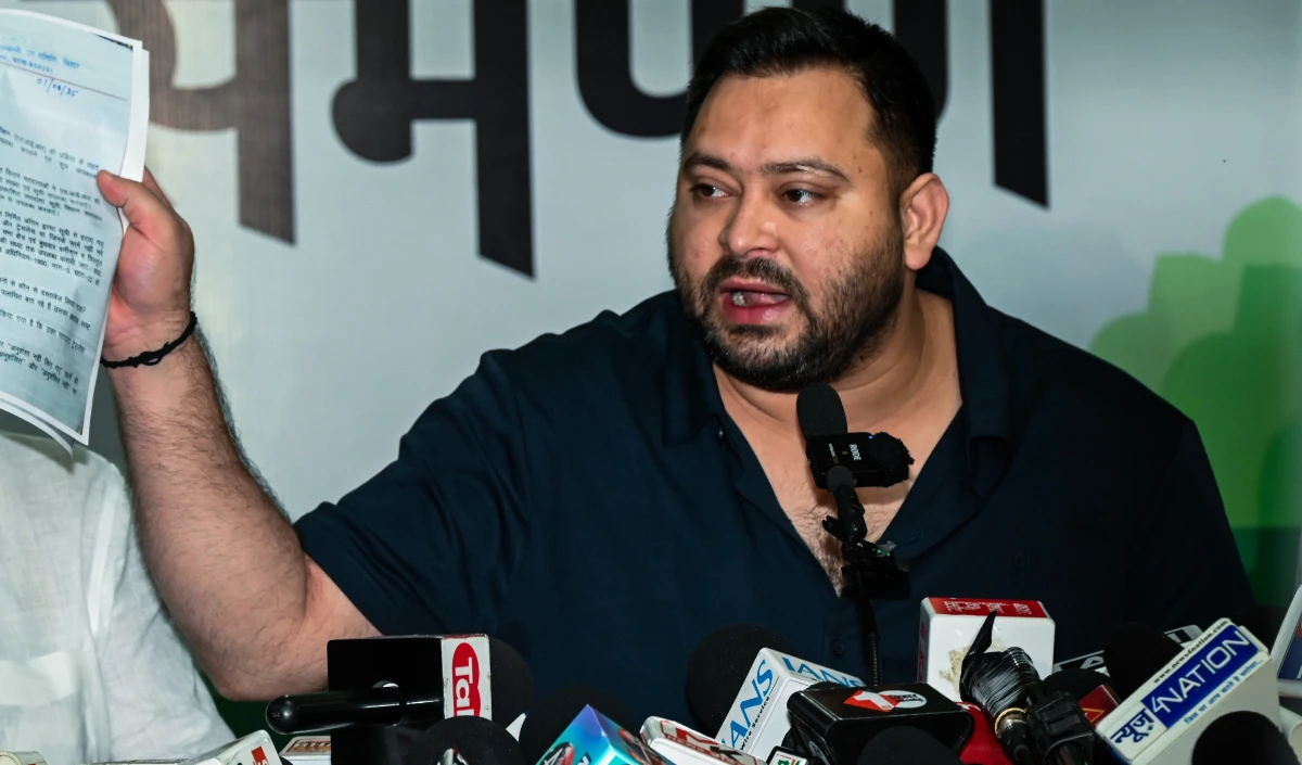 दो वोटर ID कार्ड का आरोप, Tejashwi Yadav से चुनाव आयोग ने मांगी सफाई