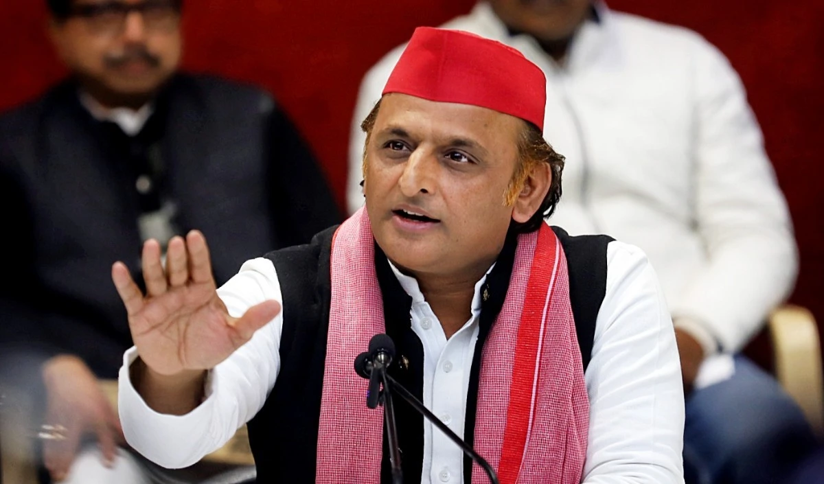 अखिलेश ने तोड़फोड़ कार्रवाई के समय किताबें समेटने वाली लड़की की मदद का संकल्प लिया