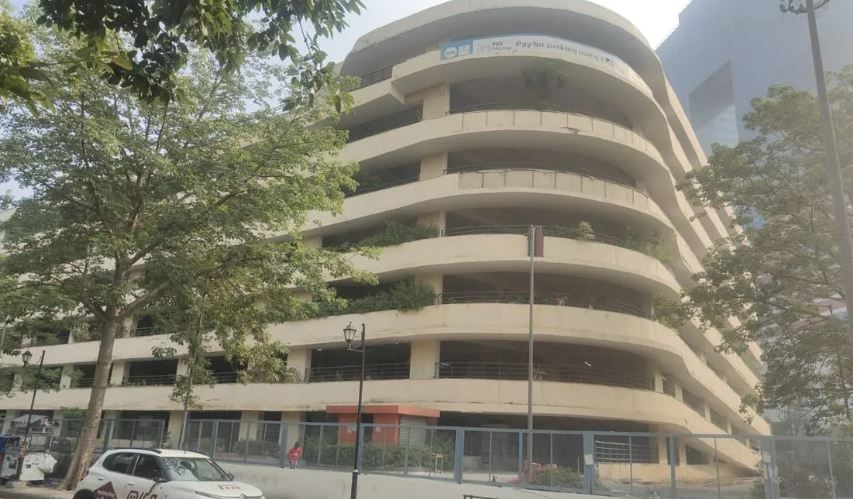 नोएडा के मल्टीलेवल पार्किंग में महिला ने की आत्महत्या, लंबे समय से डिप्रेशन का शिकार थी, इलाके में मचा हड़कंप