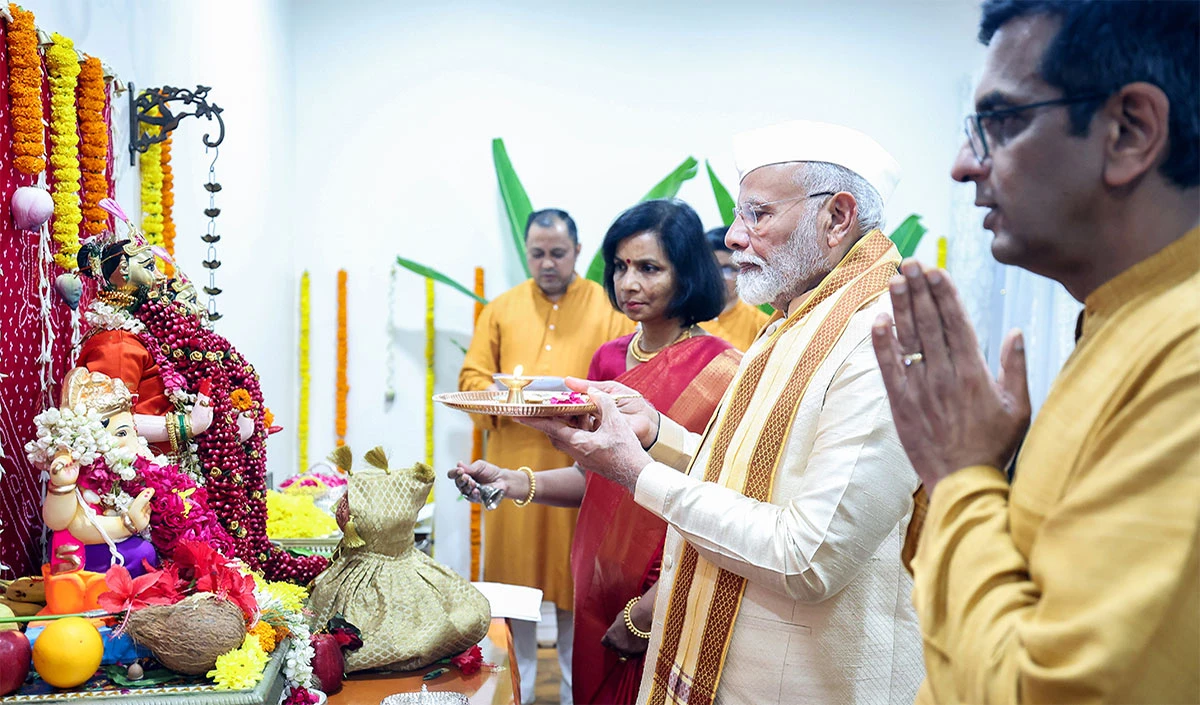 मदरसा एक्ट पर सुप्रीम कोर्ट का बड़ा फैसला आया है। एससी ने इलाहबाद हाई कोर्ट के फैसले को रद्द कर दिया है और मदरसा एक्ट को मान्यता दे दी है। शीर्ष अदालत ने 22 अक्टूबर को इन मामलों में अपना फैसला सुरक्षित रख लिया था। पीठ ने मई में अधिनियम को असंवैधानिक घोषित करने के उच्च न्यायालय के फैसले पर रोक लगा दी थी। मदरसा/मदरसा उन संस्थानों को संदर्भित करता है जहां छात्रों द्वारा इस्लामी अध्ययन और अन्य शिक्षा प्राप्त की जा सकती है। उत्तर प्रदेश मदरसा शिक्षा बोर्ड अधिनियम, 2004 ने मदरसा-शिक्षा को अरबी, उर्दू, फ़ारसी, इस्लामी-अध्ययन, दर्शन और सीखने की अन्य शाखाओं में शिक्षा के रूप में परिभाषित किया था जैसा कि उत्तर प्रदेश मदरसा शिक्षा बोर्ड द्वारा निर्दिष्ट किया जा सकता है। 2004 अधिनियम का घोषित उद्देश्य मदरसों के कामकाज की निगरानी करके मदरसा शिक्षा बोर्ड को सशक्त बनाना था। इस अधिनियम को इस आधार पर चुनौती दी गई थी कि यह धर्मनिरपेक्षता के सिद्धांत के खिलाफ है। यह भी तर्क दिया गया कि यह 14 वर्ष की आयु/कक्षा-आठवीं तक गुणवत्तापूर्ण अनिवार्य शिक्षा प्रदान करने में विफल है, जैसा कि भारत के संविधान के अनुच्छेद 21 ए के तहत अनिवार्य रूप से प्रदान किया जाना आवश्यक है। हाई कोर्ट ने याचिकाकर्ताओं से सहमति व्यक्त की थी और माना था कि राज्य के पास स्कूल स्तर पर प्रदान की जाने वाली शिक्षा के संबंध में कानून बनाने की पर्याप्त शक्ति है लेकिन ऐसी शिक्षा प्रकृति में धर्मनिरपेक्ष होनी चाहिए। राज्य के पास धार्मिक शिक्षा के लिए बोर्ड बनाने या केवल किसी विशेष धर्म और उससे जुड़े दर्शन के लिए स्कूली शिक्षा के लिए बोर्ड स्थापित करने की कोई शक्ति नहीं है। राज्य की ओर से ऐसी कोई भी कार्रवाई धर्मनिरपेक्षता के सिद्धांतों का उल्लंघन करती है, जो पत्र में है और यह भारत के संविधान की भावना का भी उल्लंघन करता है, जो राज्य द्वारा प्रत्येक व्यक्ति के साथ समान व्यवहार का प्रावधान करता है।