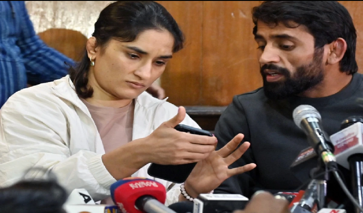 Vinesh Phogat और बजरंग पूनिया ने छोड़ी अपनी नौकरी, साक्षी मलिक ने बताई पूरी सच्चाई