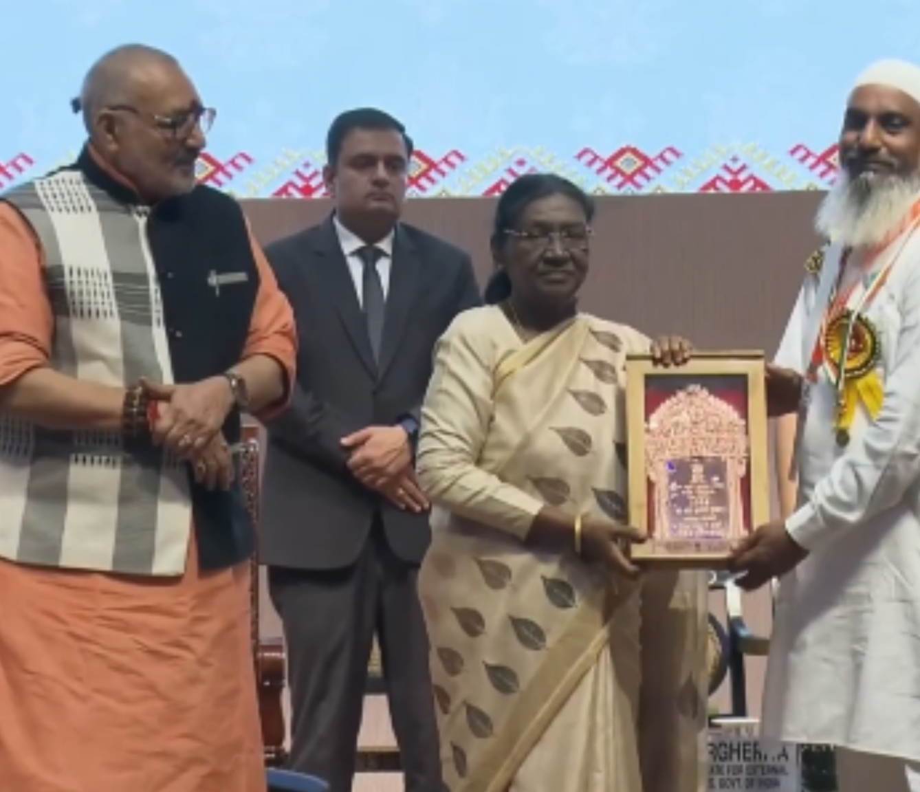 राष्ट्रपति द्रौपदी मुर्मु ने शाह मुहम्मद अंसारी को ‘संत कबीर हथकरघा पुरस्कार’ से किया सम्मानित, बनारसी बुनाई कला को मिला वैश्विक सम्मान