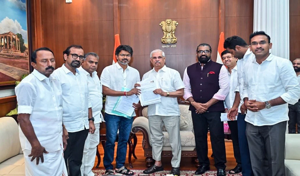 Tamil Nadu: बहुमत का जुगाड़ पूरा! Governor ने दिया न्योता, Actor Vijay कल बनेंगे तमिलनाडु के CM, 11 बजे लेंगे शपथ