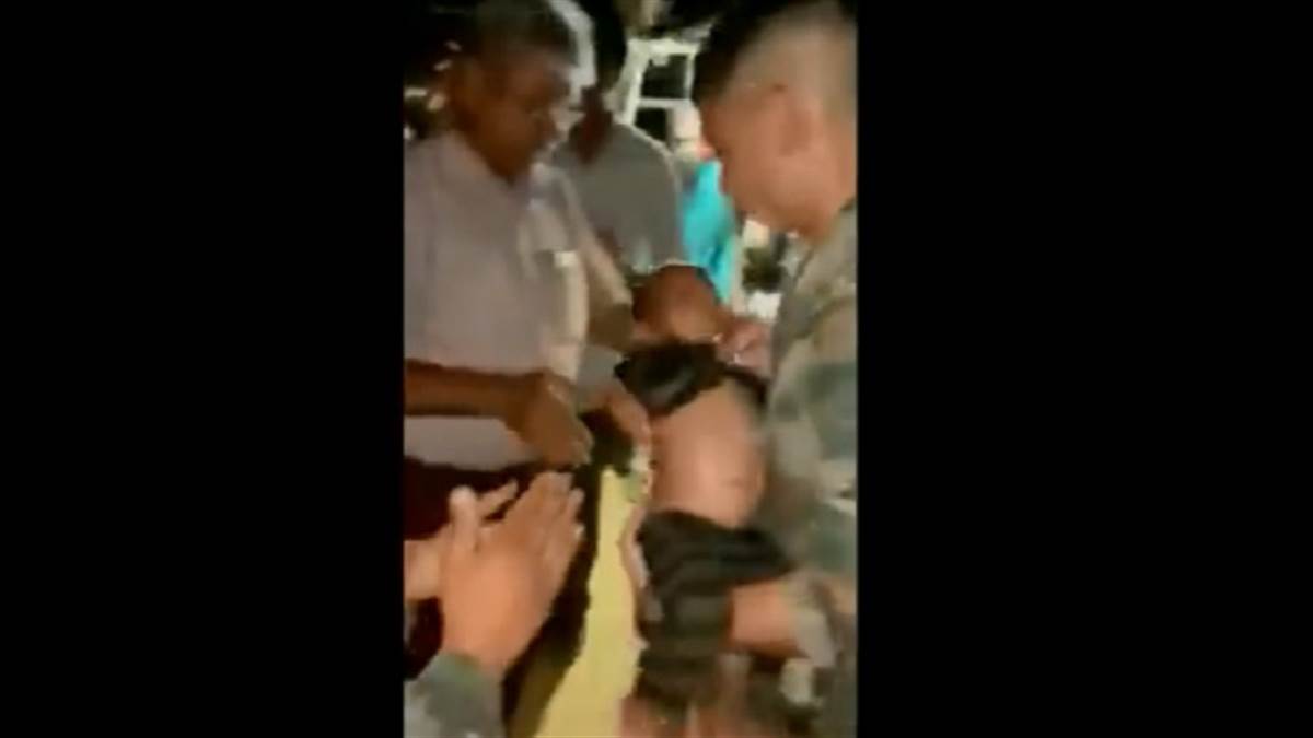 300 फीट गहरे बोरवेल में गिरे डेढ़ साल के बच्चे को सेना ने बचाया सोशल मीडिया पर हो रही तारीफ