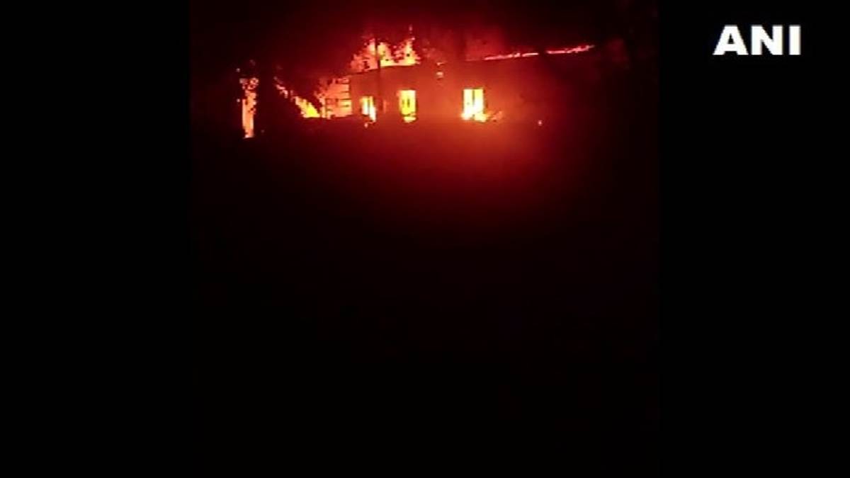 दिल्ली के मंडावली थाने के मालखाने में लगी आग कोई हताहत नहीं कुछ संपत्ति को पहुंचा नुकसान