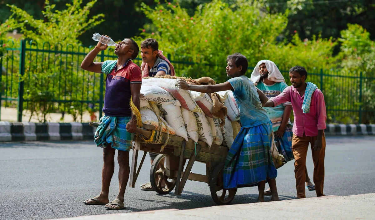 तड़पाएगी हाय रे ये गर्मी!! मुंह पर पड़ेगें लू के थपेड़े! आसमान से बरसेगी आग, दिल्ली में बढ़ेगा तापमान
