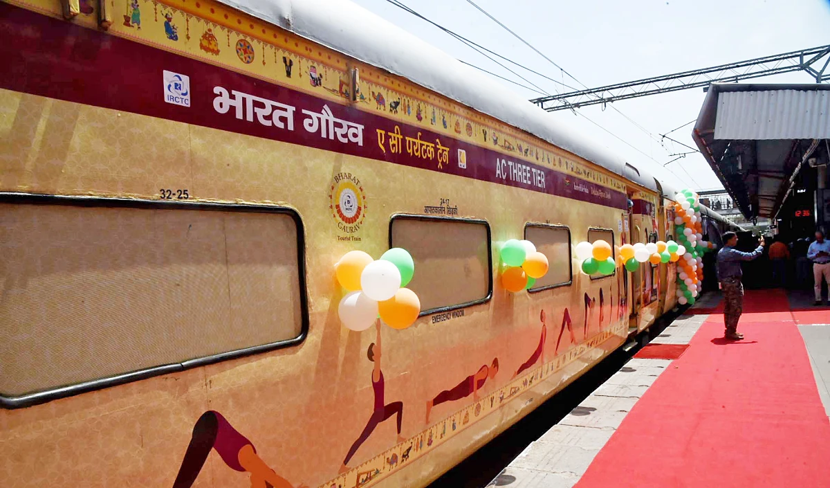 सीएम फडणवीस ने मुंबई से भारत गौरव पर्यटक ट्रेन को हरी झंडी दिखाई, दिखाई जाएगी शिवाजी महाराज की विरासत | वीडियो