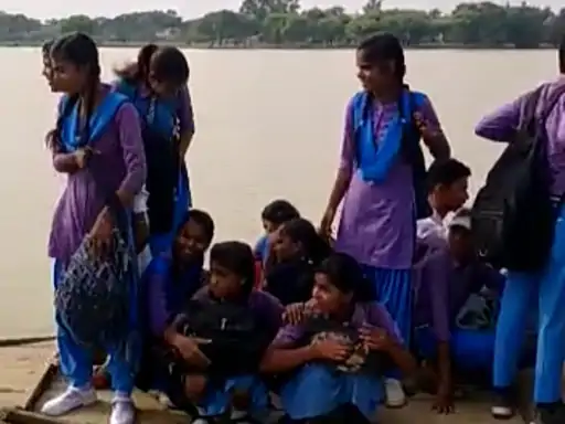 राप्ती नदी के उफान से गांवों में बाढ़ के हालात भदीला प्रथम गांव बना टापू जान जोखिम में डालकर नाव से स्कूल जा रहे बच्चे