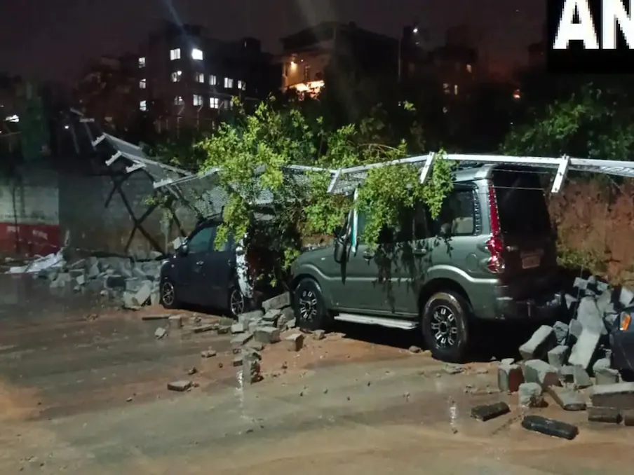 बेंगलुरु: भारी बारिश ने फिर बढ़ाई परेशानियां, कहीं घर डूबे तो कहीं गाड़ियों पर गिरी दीवारें
