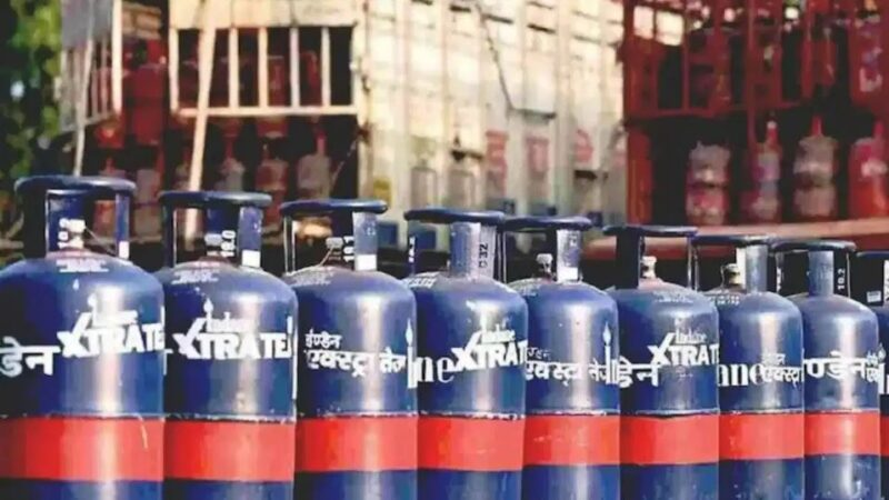 दिल्ली में कमर्शियल एलपीजी सिलेंडर के दामों में बंपर कटौती, ₹183.50 सस्ता हुआ 19 किलो वाला सिलेंडर, जानें घरेलू गैस के नए रेट