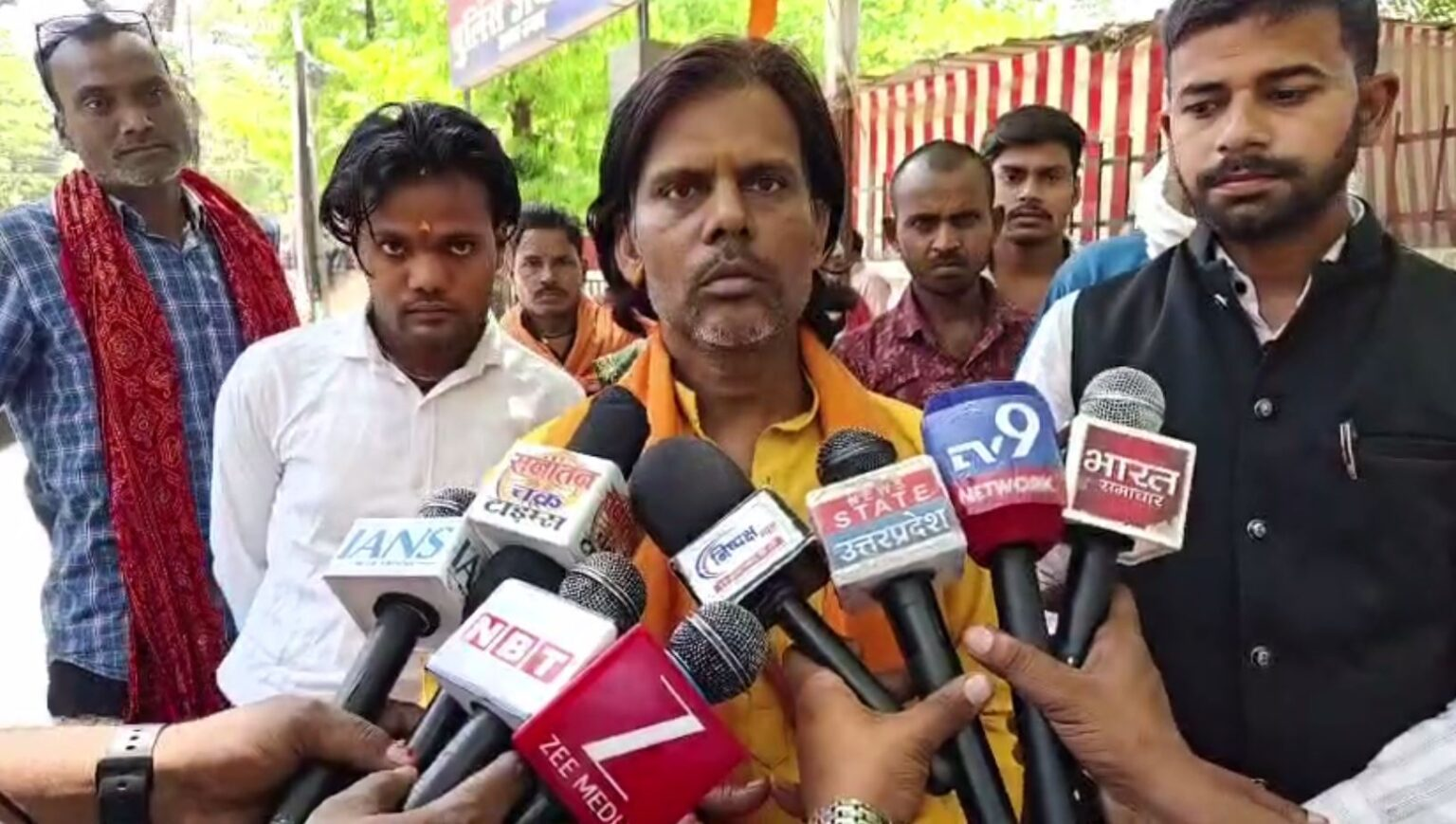 उन्नाव में कथावाचक की जाति पूछकर पिटाई, अनूप द्विवेदी और मनीष पाण्डेय ने जनेऊ तोड़ा, शराब पिलाने की कोशिश की!