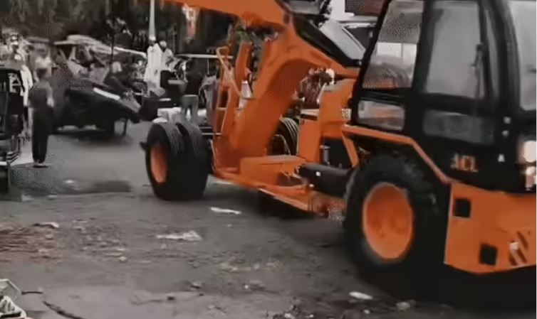 रामपुर में दर्दनाक हादसा, खड़े कैंटर में जा घुसी कार, 4 युवकों की मौके पर मौत; 3 गंभीर घायल