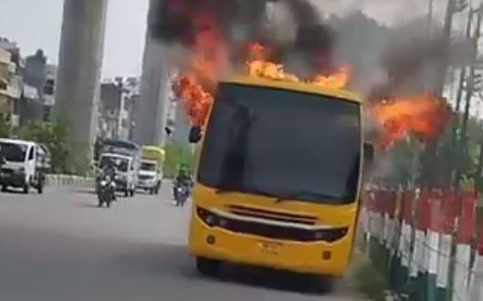 गाजियाबाद में स्कूली बस में लगी भयंकर आग, ड्राइवर ने कूदकर बचाई जान, कोई जनहानि नहीं