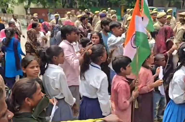 हमीरपुर में GEN-ALPHA बच्चों का हल्लाबोल, सड़क की मांग को लेकर कलेक्ट्रेट गेट पर किया प्रदर्शन