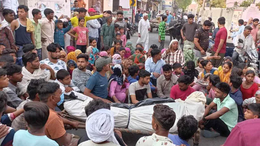 बागपत में युवक की ईंट से कुचलकर निर्मम हत्या पीड़ित परिवार ने थाने के बाहर शव रखकर की न्याय की मांग पुलिस पर लगाए आरोप