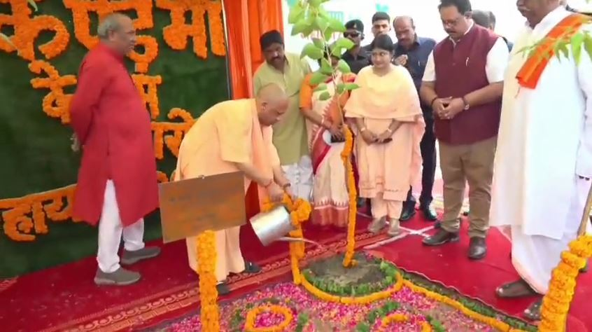 सीएम योगी ने किया ‘वृक्षारोपण महायज्ञ 2026’ का शुभारंभ, एक ही दिन में 35 करोड़ पौधे लगाने का लक्ष्य