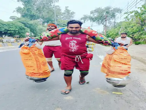 नौकरी की चाहत में उठाई 101 किलो की कांवड़