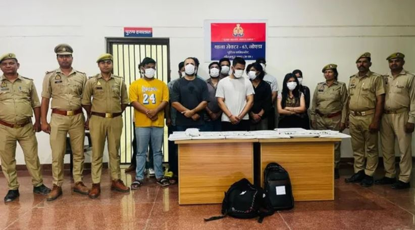 सस्ते एयर टिकट का झांसा देकर विदेशियों को ठगने वाले अंतरराष्ट्रीय साइबर गिरोह का नोएडा में भंडाफोड़, सरगना समेत 13 गिरफ्तार
