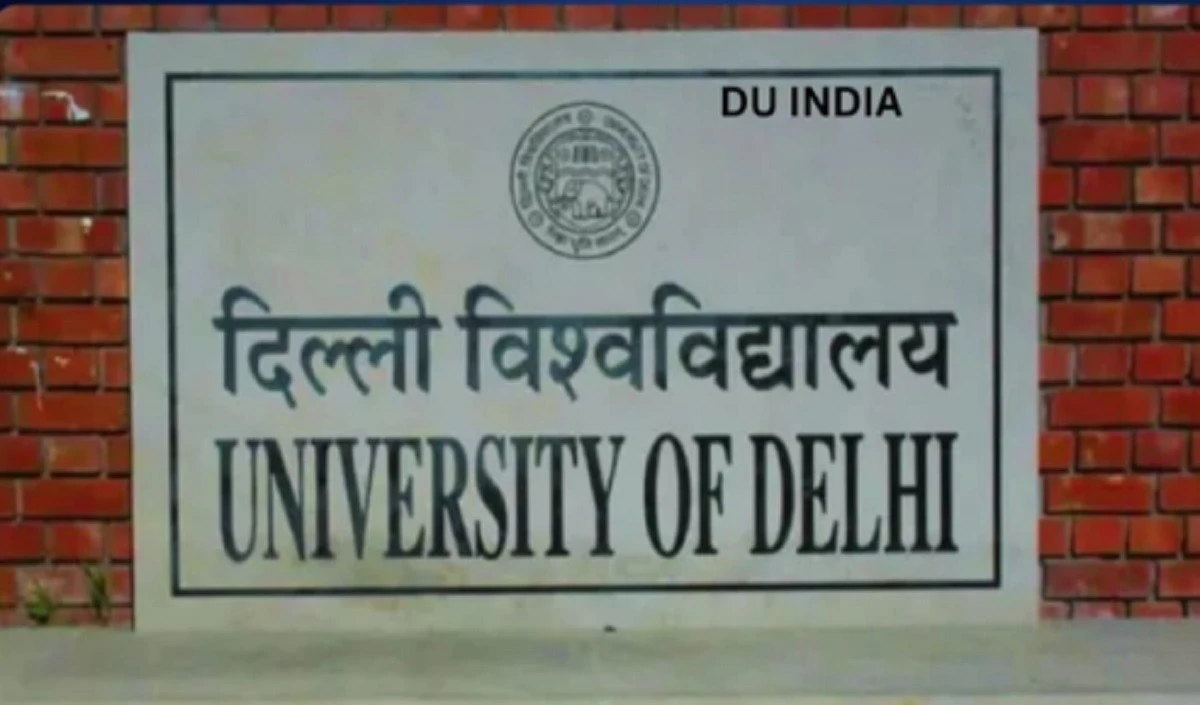 डीयू के कॉलेज की प्राचार्य ने कक्षा की दीवारों पर गाय के गोबर का लेप लगाया; कहा: यह शोध का हिस्सा है