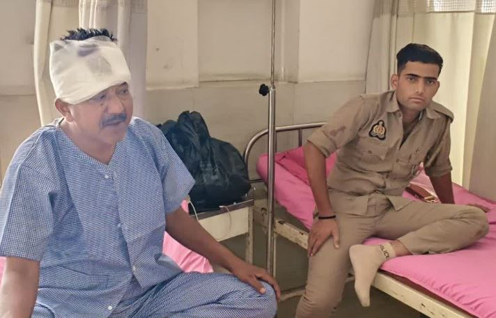 हापुड़ में दो सिपाहियों दबंग युवकों ने किया हमला , नाइट पेट्रोलिंग कर रहे थे , तलाश में जुटीं पुलिस