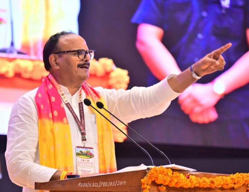 मोबाइल और सोशल मीडिया की लत पर डिप्टी सीएम ब्रजेश पाठक की दो टूक, बोले- रील का पन्ना कभी खत्म नहीं होता