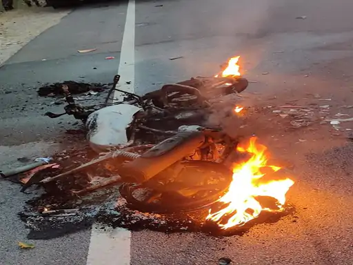 मुजफ्फरनगर में पुरकाजी के पास हाईवे पर हुआ हादसा टक्कर के बड़ा धू-धूकर जली बाइक