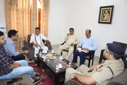 श्री कांत शर्मा ने DM SSP के साथ की बैठक विकास कार्यों की जानकारी ली