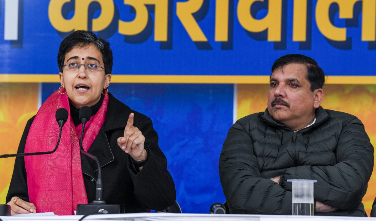 चुनाव के बीच AAP की बढ़ी मुसीबत, CM आतिशी और संजय सिंह को कोर्ट का नोटिस, जानें पूरा मामला