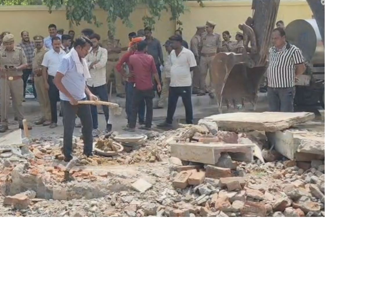 आगरा के MG रोड पर बनी विवादित मजार पर चला बुलडोजर , भारी पुलिस बल तैनात