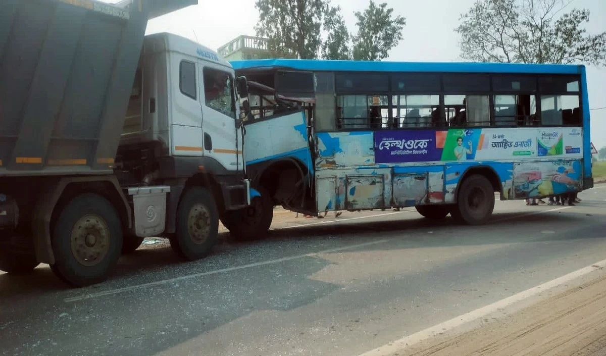 महोबा में अज्ञात ट्रक की टक्कर से कार सवार दो भाइयों की मौत