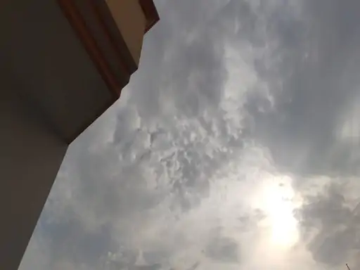 काशी में लोगों को गर्मी से राहत वाराणसी में 20 किमी/घंटे स्पीड की हवा ने घटाया 5°C तापमान