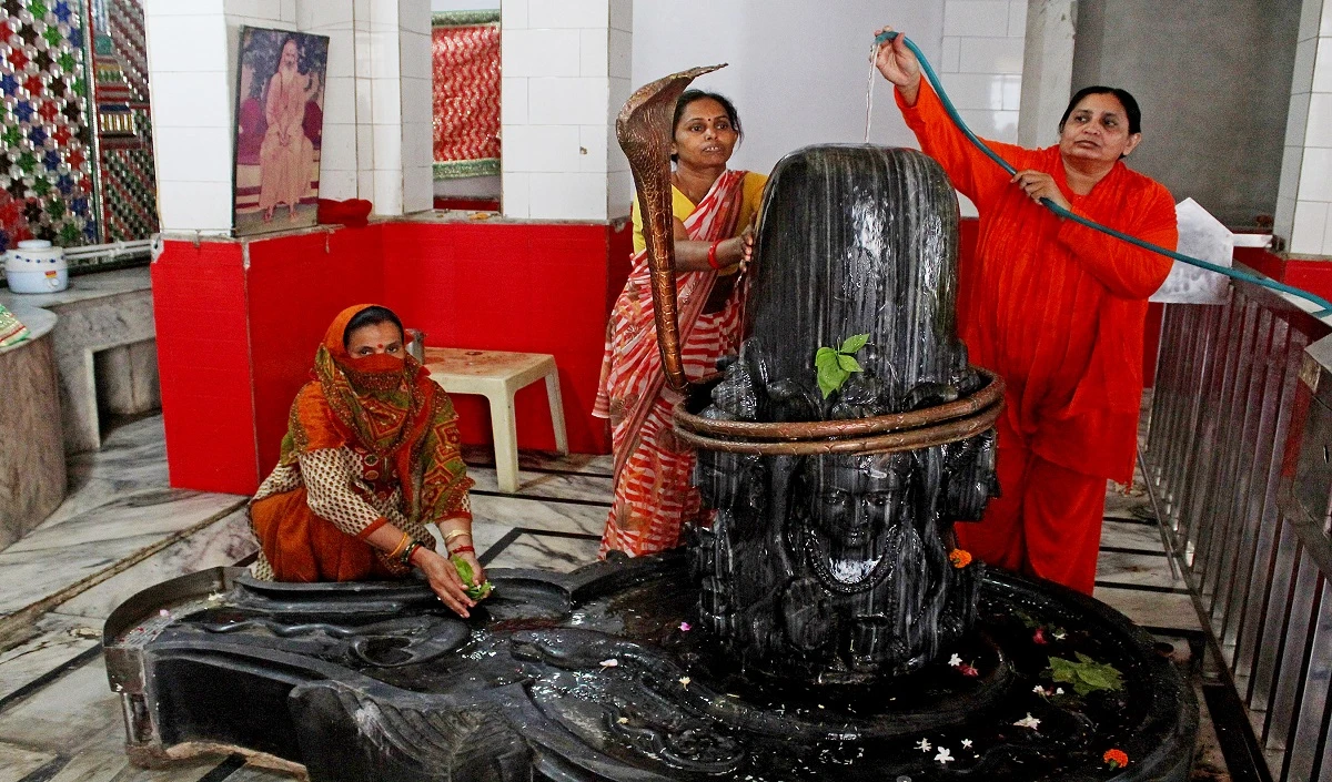 Sawan 2025 से पहले उत्तर प्रदेश के इस शिव मंदिर में लागू हुआ ड्रेस कोड, इन कपड़ों को पहनने पर लगेगी रोक