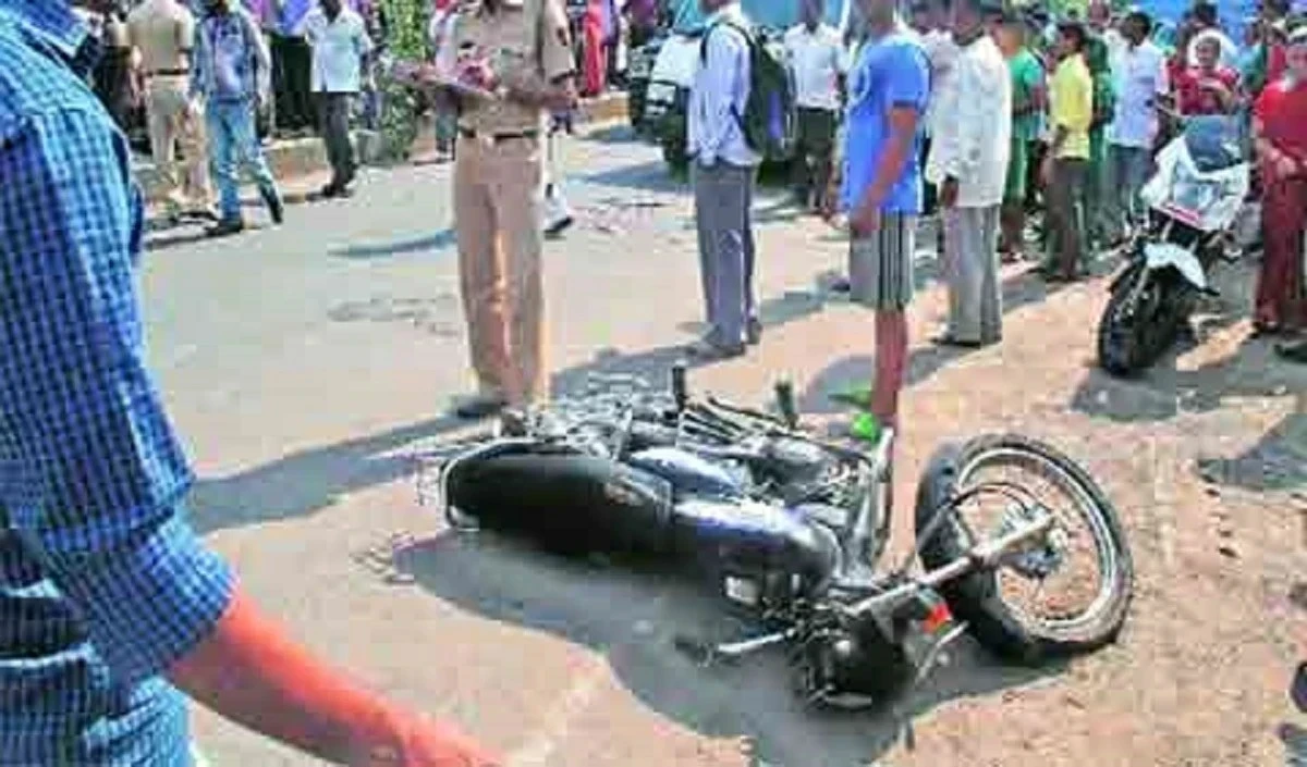 नोएडा में मोटरसाइकिल डिवाइडर से टकराई, एक की मौत और एक घायल