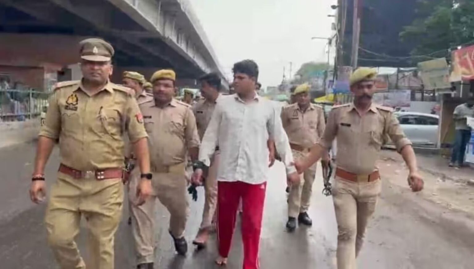 पुलिस पर फायरिंग करने वाले अपराधी की निकली हेकड़ी, मोहल्ले में निकाला 2 किमी लंबा पैदल जुलूस