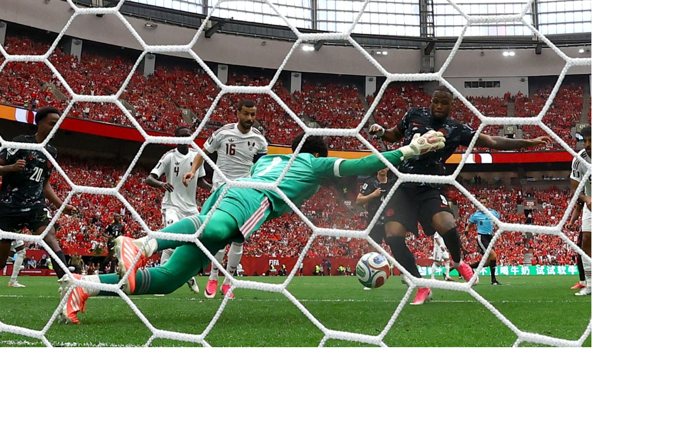 Canada से 6-0 की हार के बाद फूट-फूटकर रोया Qatar का Goalkeeper, विरोधी खिलाड़ी ने पोंछे आंसू