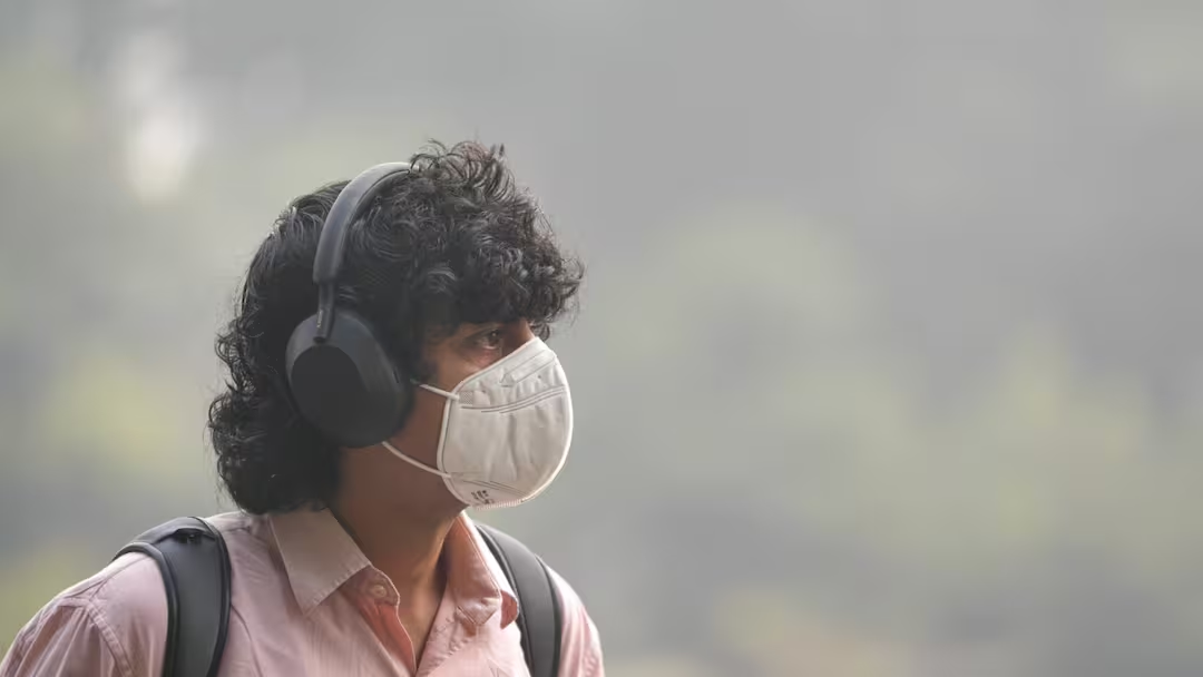 यूपी की जहरीली हवा में सुधार नहीं, नोएडा-गाजियाबाद बने गैस चैंबर, बढ़ता AQI बिगाड़ रहा सेहत