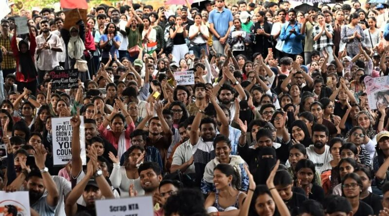 दिल्ली में सियासी हलचल सोनम वांगचुक को अस्पताल ले जाने के बाद ‘कॉकरोच जनता पार्टी’ ने शुरू की भूख हड़ताल, संसद मार्च पर अड़ी